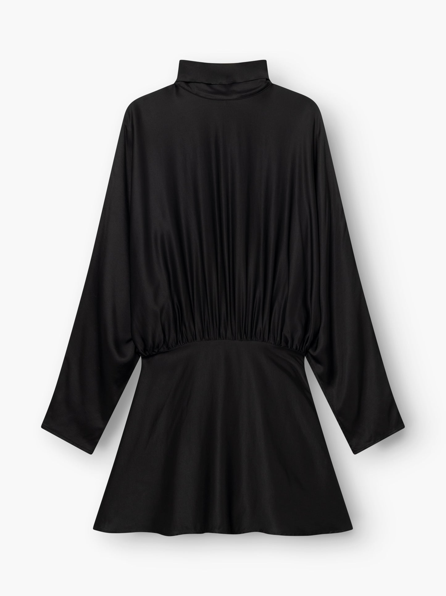 Das Kleid „Antonia Bow“ – ein schwarzes Minikleid mit langen Ärmeln, hohem Ausschnitt, geraffter Taille und leicht ausgestelltem Rock – wird flach vor einem weißen Hintergrund präsentiert.