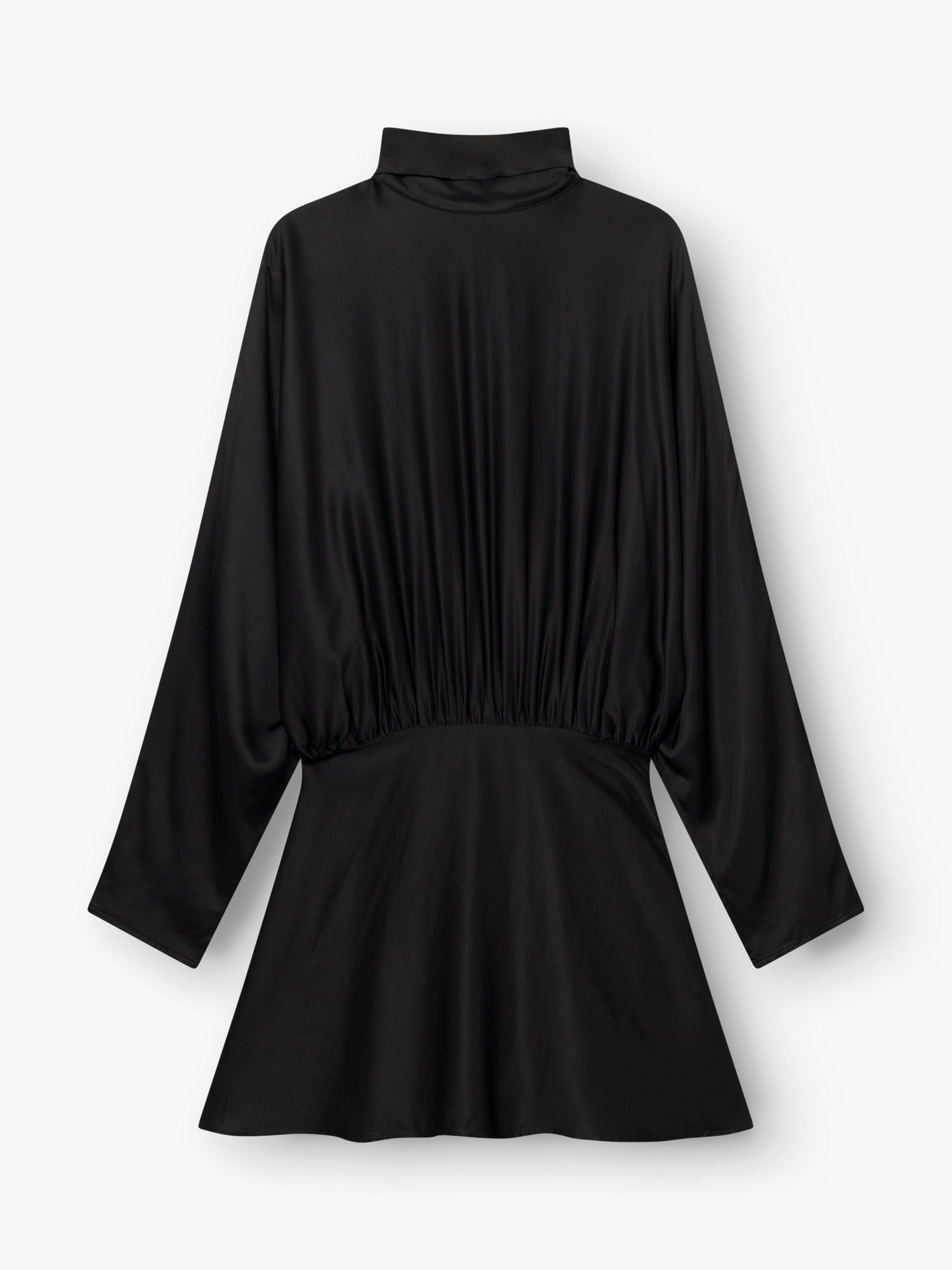 Das Kleid „Antonia Bow“ – ein schwarzes Minikleid mit langen Ärmeln, hohem Ausschnitt, geraffter Taille und leicht ausgestelltem Rock – wird flach vor einem weißen Hintergrund präsentiert.