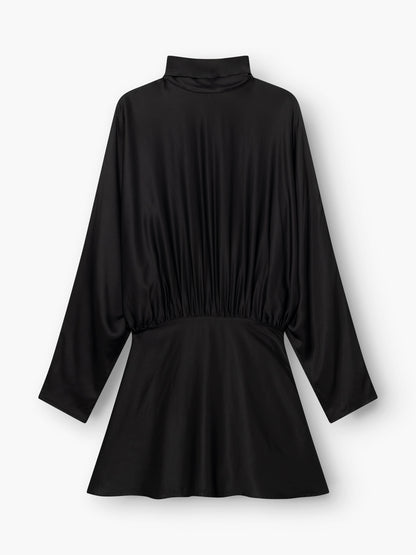 Das Kleid „Antonia Bow“ – ein schwarzes Minikleid mit langen Ärmeln, hohem Ausschnitt, geraffter Taille und leicht ausgestelltem Rock – wird flach vor einem weißen Hintergrund präsentiert.