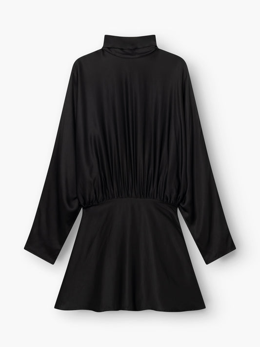 Das Kleid „Antonia Bow“ – ein schwarzes Minikleid mit langen Ärmeln, hohem Ausschnitt, geraffter Taille und leicht ausgestelltem Rock – wird flach vor einem weißen Hintergrund präsentiert.