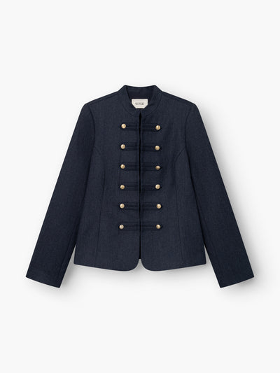 Jacke „Amelia“ in Dunkelblau, tailliert im Military-Stil für Damen, mit Stehkragen und goldenen Knöpfen in zwei Reihen auf der Vorderseite, präsentiert vor weißem Hintergrund.