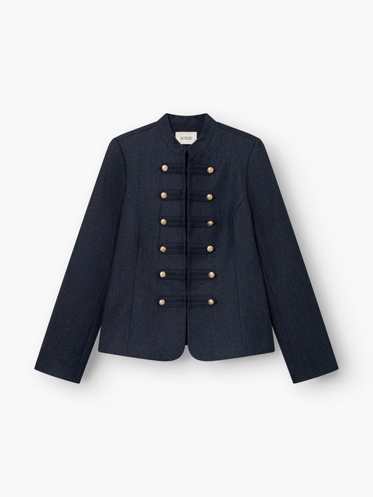 Jacke „Amelia“ in Dunkelblau, tailliert im Military-Stil für Damen, mit Stehkragen und goldenen Knöpfen in zwei Reihen auf der Vorderseite, präsentiert vor weißem Hintergrund.