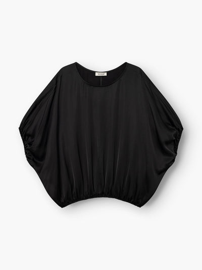 Bluse „Cowboy Shiny Schwarz“ mit weiten Fledermausärmeln und gerafftem Saum – markante Damenbluse mit Fledermausärmeln – auf weißem Hintergrund abgebildet.