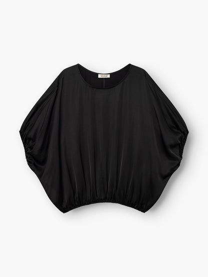 Die Bluse „Cowboy Shiny Black“ ist eine locker sitzende Bluse im Fledermaus-Stil in Schwarz mit weiten Ärmeln und einem elastischen Saum, die flach vor einem weißen Hintergrund präsentiert wird.