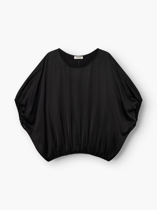 Die Bluse „Cowboy Shiny Black“ ist eine locker sitzende Bluse im Fledermaus-Stil in Schwarz mit weiten Ärmeln und einem elastischen Saum, die flach vor einem weißen Hintergrund präsentiert wird.