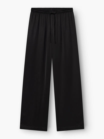 Die Hose „Aria Black“ mit weitem Bein und elastischem Bund sowie Kordelzug, flach auf weißem Hintergrund präsentiert.
