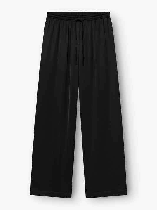 Die Hose „Aria Black“ mit weitem Bein und elastischem Bund sowie Kordelzug, flach auf weißem Hintergrund präsentiert.