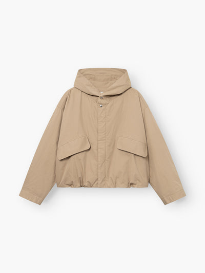 Jacke „Savanna“ in Beige, mit Kapuze, Druckknöpfen, zwei großen Pattentaschen vorne und langen Ärmeln, abgebildet auf weißem Hintergrund.