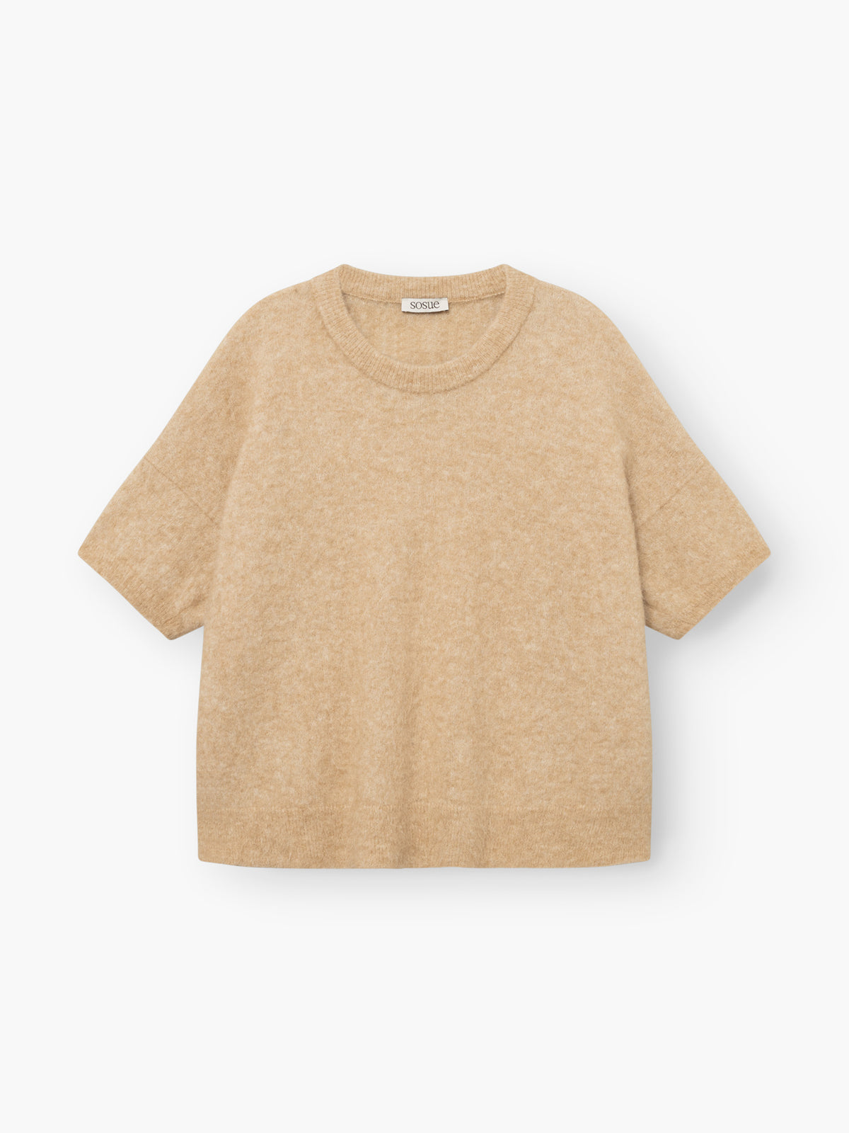 Bear T-Shirt Camel – beiger Kurzarm-Strickpullover mit Rundhalsausschnitt, lockerer Passform und leicht überschnittenen Schultern, flach auf einem weißen Hintergrund liegend. Dieses luxuriöse Basic erinnert an einen eleganten Alpaka-Damenpullover und ist vom Tragekomfort eines T-Shirts aus Alpaka-Merino inspiriert.