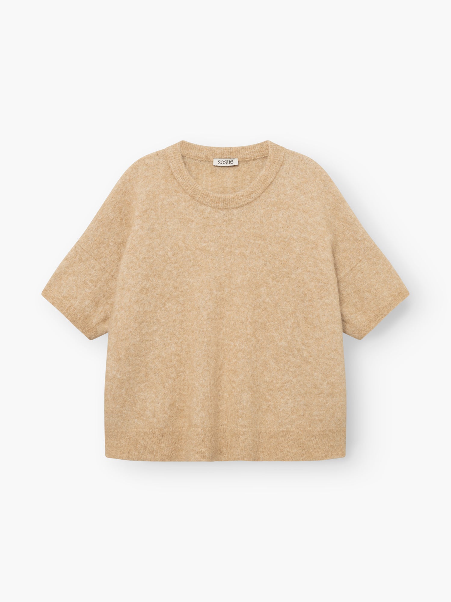 Bear T-Shirt Camel – beiger Kurzarm-Strickpullover mit Rundhalsausschnitt, lockerer Passform und leicht überschnittenen Schultern, flach auf einem weißen Hintergrund liegend. Dieses luxuriöse Basic erinnert an einen eleganten Alpaka-Damenpullover und ist vom Tragekomfort eines T-Shirts aus Alpaka-Merino inspiriert.