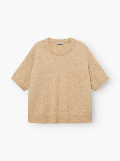 Bear T-Shirt Camel – beiger Kurzarm-Strickpullover mit Rundhalsausschnitt, lockerer Passform und leicht überschnittenen Schultern, flach auf einem weißen Hintergrund liegend. Dieses luxuriöse Basic erinnert an einen eleganten Alpaka-Damenpullover und ist vom Tragekomfort eines T-Shirts aus Alpaka-Merino inspiriert.