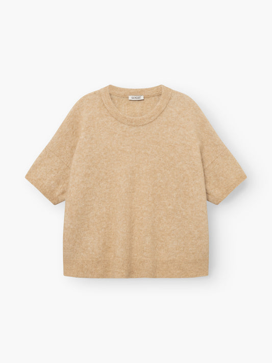 Bear T-Shirt Camel – beiger Kurzarm-Strickpullover mit Rundhalsausschnitt, lockerer Passform und leicht überschnittenen Schultern, flach auf einem weißen Hintergrund liegend. Dieses luxuriöse Basic erinnert an einen eleganten Alpaka-Damenpullover und ist vom Tragekomfort eines T-Shirts aus Alpaka-Merino inspiriert.