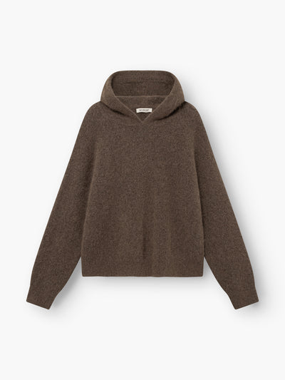 Der „Bear Hoodie Braun“ ist ein brauner, langärmeliger Strick-Hoodie mit lockerer Passform, der vor einem weißen Hintergrund abgebildet ist.