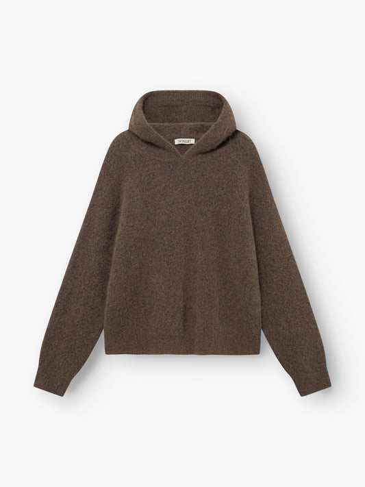 Der „Bear Hoodie Braun“ ist ein brauner, langärmeliger Strick-Hoodie mit lockerer Passform, der vor einem weißen Hintergrund abgebildet ist.