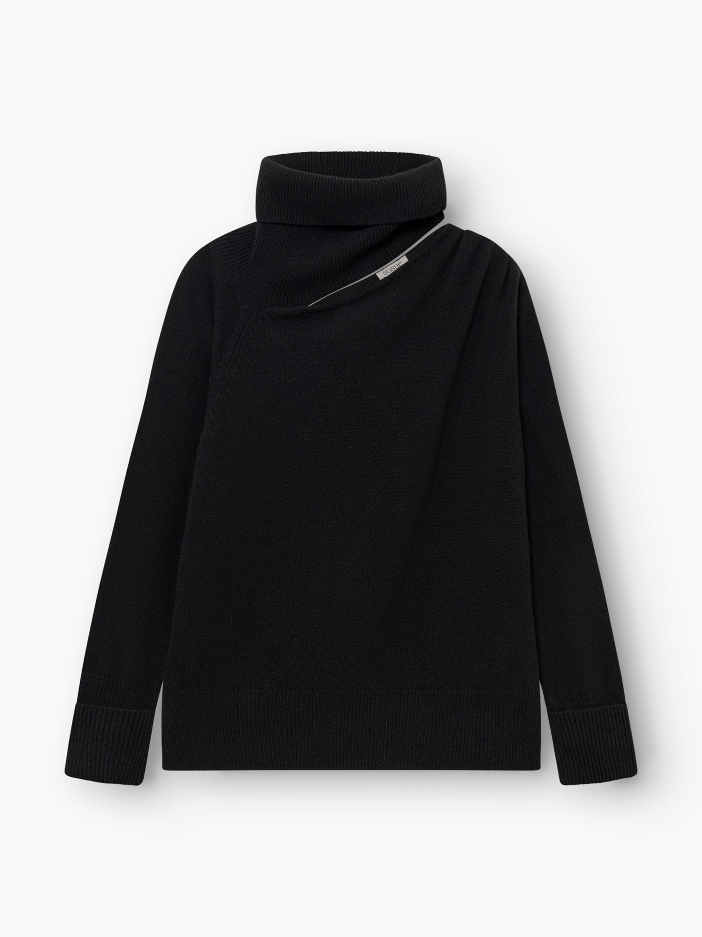 Der Pullover „Scaya Schwarz“, ein schwarzer Langarmpullover mit hohem, asymmetrischem Rollkragen und gerippten Bündchen, liegt flach auf einem weißen Hintergrund.