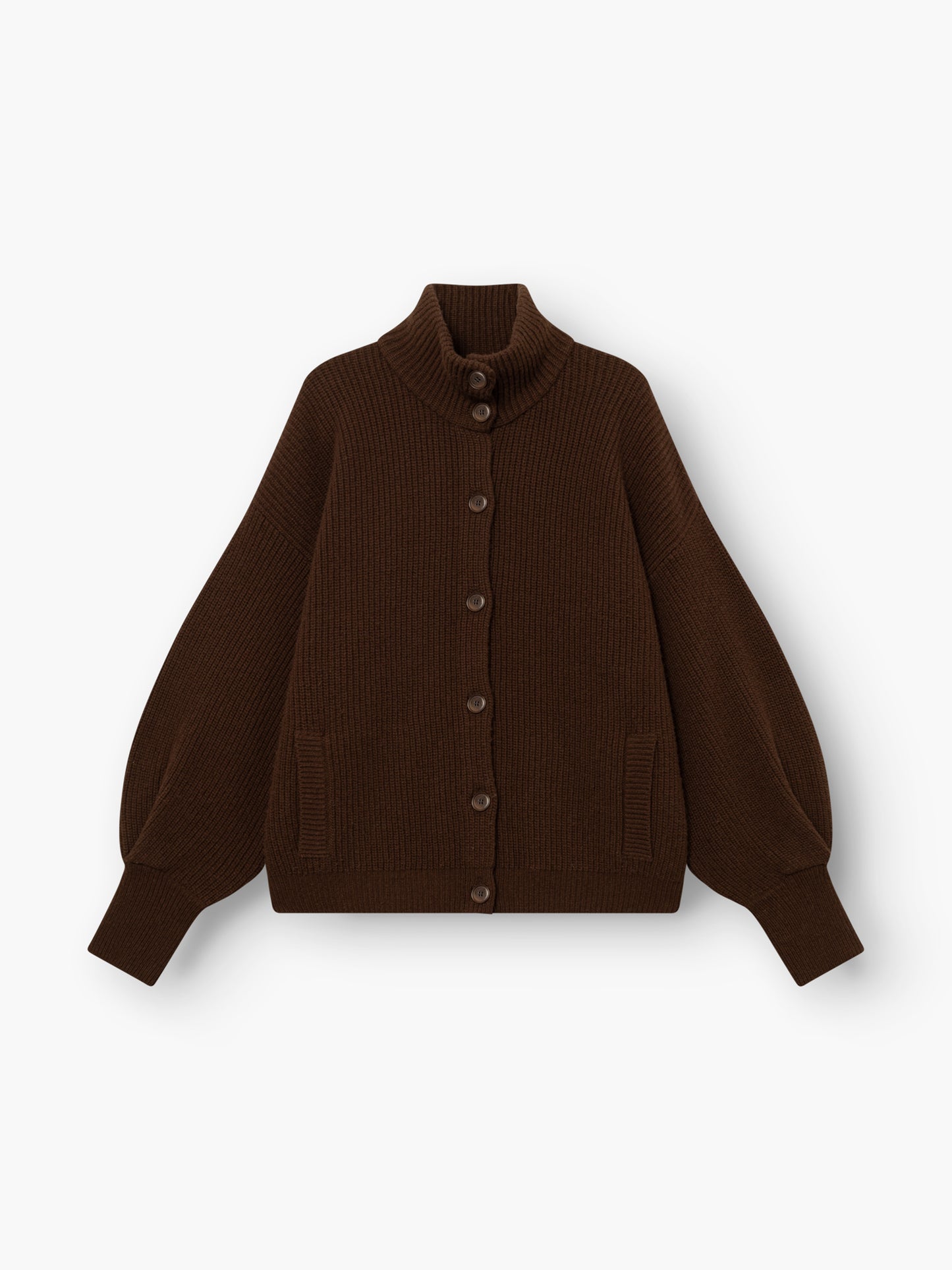 Strickjacke „Bomber Braun“ – eine dunkelbraune, gerippte Strickjacke mit langen Ballonärmeln, hohem Kragen, Knopfleiste vorne und zwei Vordertaschen, abgebildet auf weißem Hintergrund.