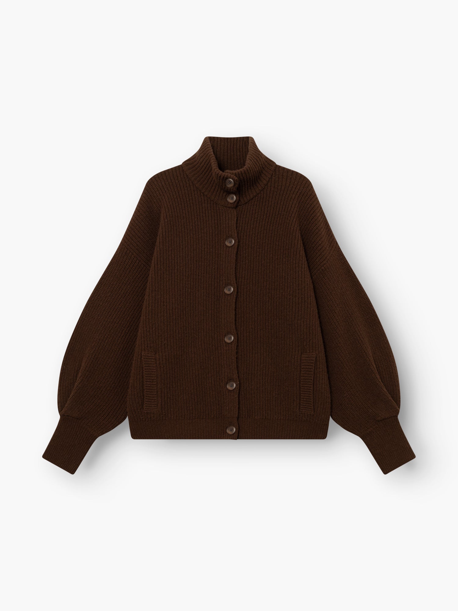 Strickjacke „Bomber Braun“ – eine dunkelbraune, gerippte Strickjacke mit langen Ballonärmeln, hohem Kragen, Knopfleiste vorne und zwei Vordertaschen, abgebildet auf weißem Hintergrund.