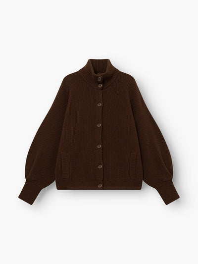 Strickjacke „Bomber Braun“ – eine dunkelbraune, gerippte Strickjacke mit langen Ballonärmeln, hohem Kragen, Knopfleiste vorne und zwei Vordertaschen, abgebildet auf weißem Hintergrund.