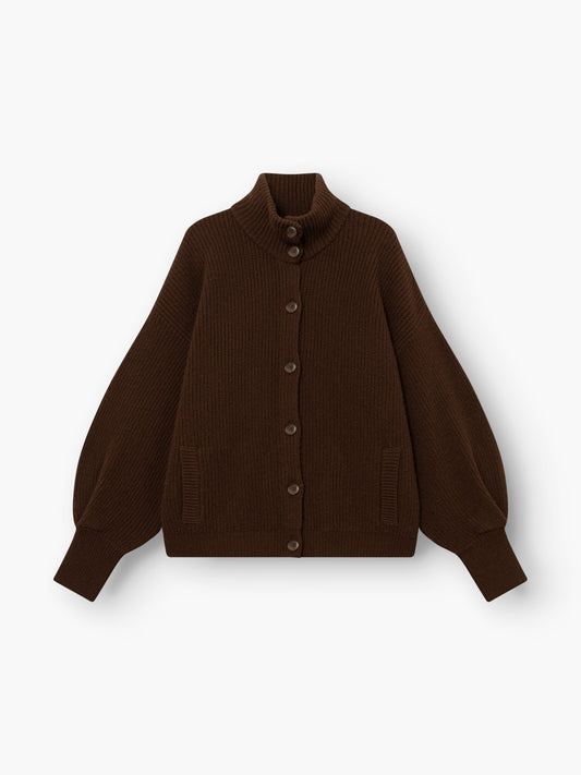 Strickjacke „Bomber Braun“ – eine dunkelbraune, gerippte Strickjacke mit langen Ballonärmeln, hohem Kragen, Knopfleiste vorne und zwei Vordertaschen, abgebildet auf weißem Hintergrund.
