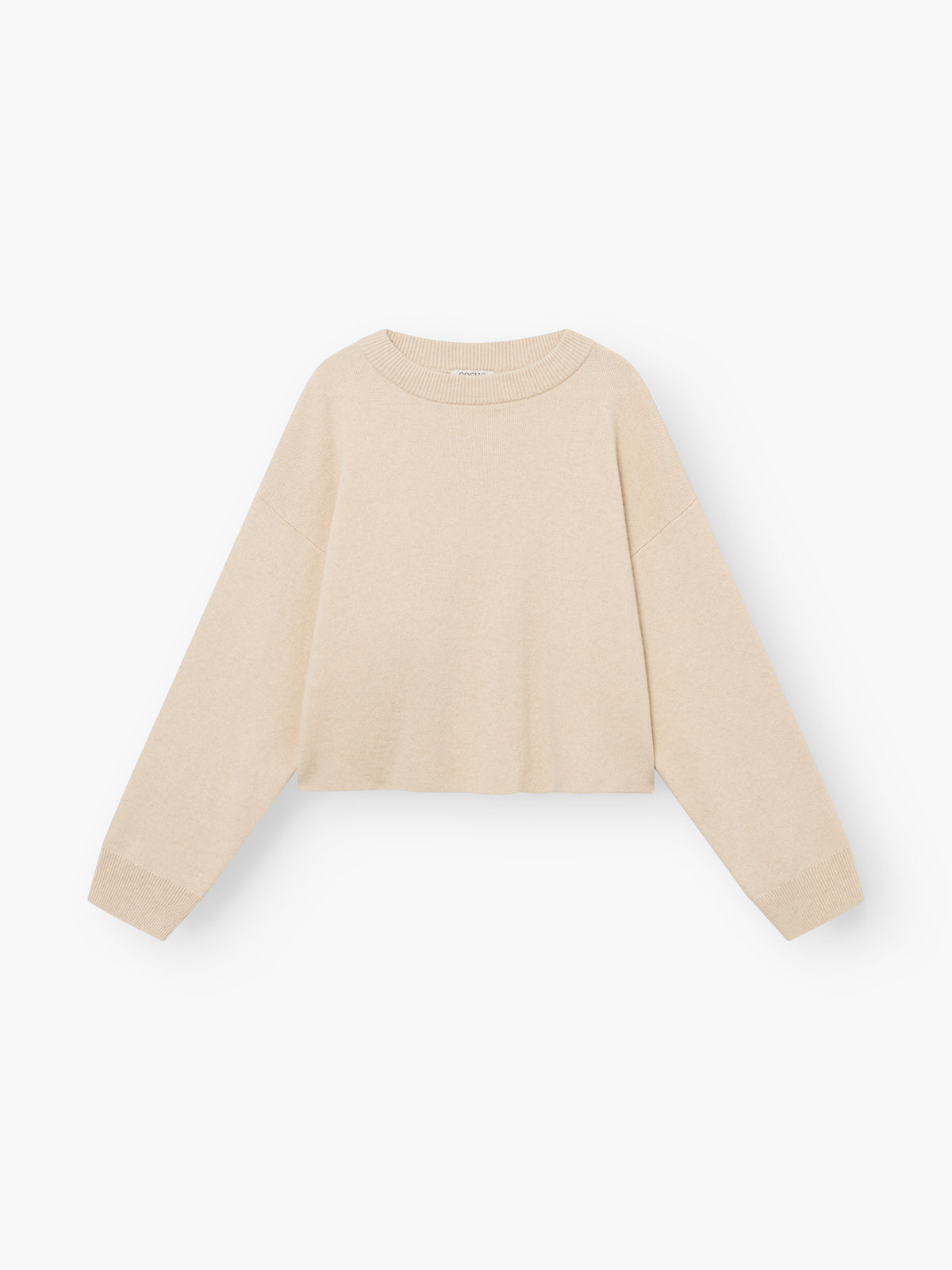 Pullover „Giulia Puder“ – ein beiger, langärmeliger, kurz geschnittener Damen-Strickpullover mit geripptem Rundhalsausschnitt, abgebildet vor weißem Hintergrund.