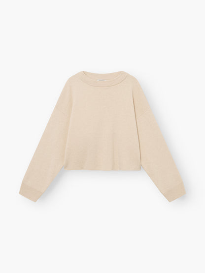 Pullover „Giulia Puder“ – ein beiger, langärmeliger, kurz geschnittener Damen-Strickpullover mit geripptem Rundhalsausschnitt, abgebildet vor weißem Hintergrund.