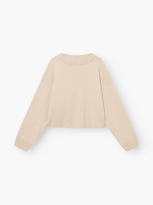 Pullover „Giulia Puder“ – ein beiger, langärmeliger, kurz geschnittener Damen-Strickpullover mit geripptem Rundhalsausschnitt, abgebildet vor weißem Hintergrund.