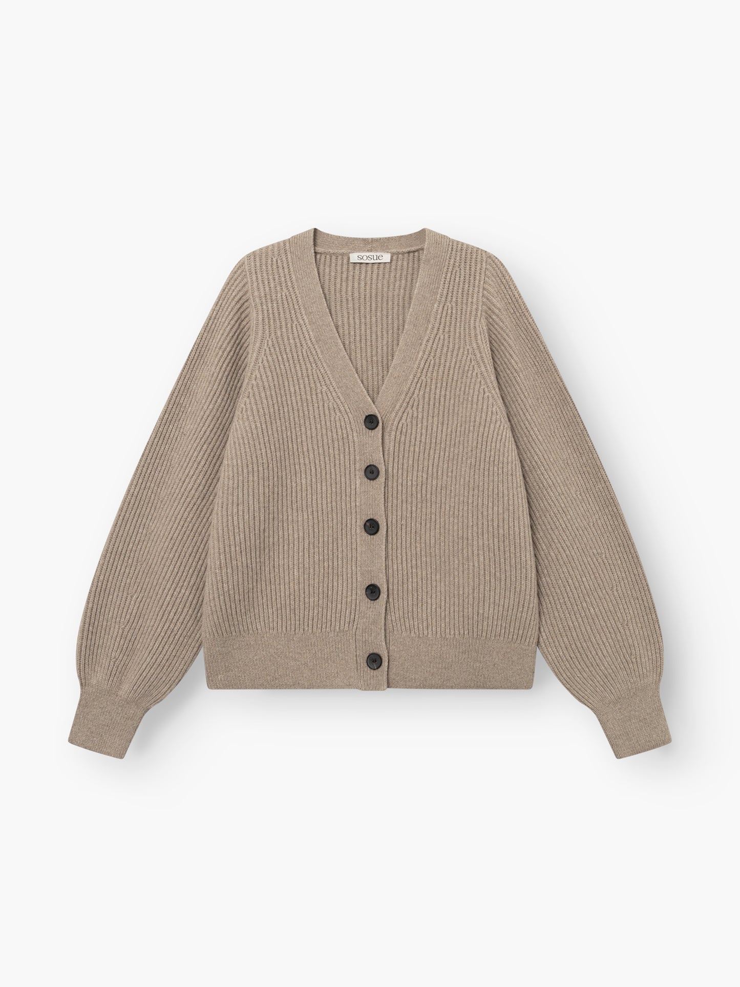 Die Strickjacke „Antonia Rib Beige“ ist eine beigefarbene Strickjacke mit Rippmuster, langen Ärmeln, einem V-Ausschnitt und schwarzen Knöpfen an der Vorderseite. Sie zeichnet sich durch eine klassische Rippstruktur aus und wird vor weißem Hintergrund gezeigt.