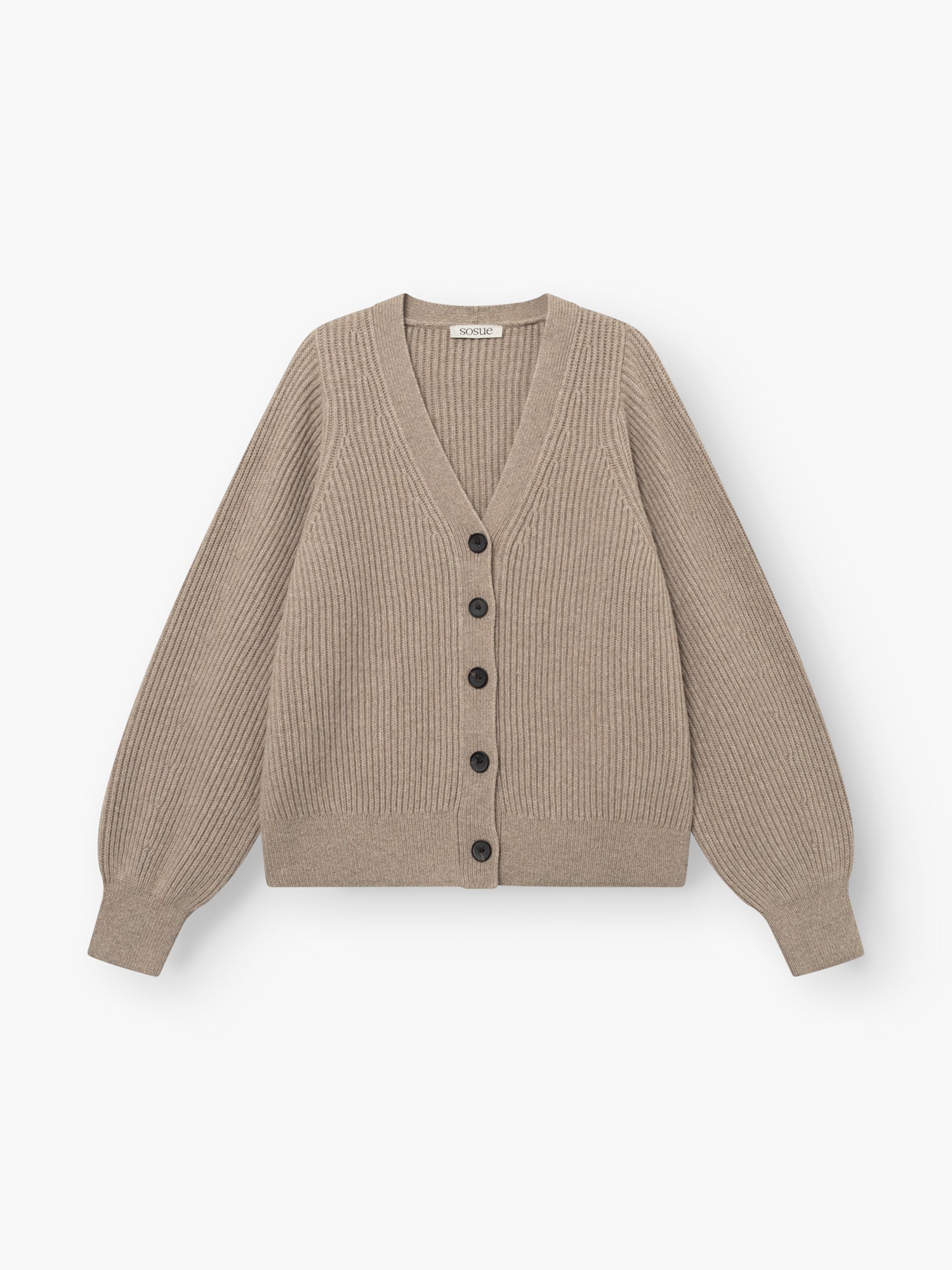 Die Strickjacke „Antonia Rib Beige“ ist eine beigefarbene Strickjacke mit Rippmuster, langen Ärmeln, einem V-Ausschnitt und schwarzen Knöpfen an der Vorderseite. Sie zeichnet sich durch eine klassische Rippstruktur aus und wird vor weißem Hintergrund gezeigt.
