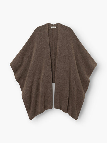 Das „Bear Cape Braun“ ist ein braunes, vorne offenes Wollcape mit weiten, drapierten Ärmeln und einer lockeren Passform, das vor einem weißen Hintergrund abgebildet ist.