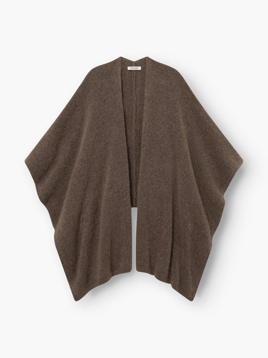 Das „Bear Cape Braun“ ist ein braunes, vorne offenes Wollcape mit weiten, drapierten Ärmeln und einer lockeren Passform, das vor einem weißen Hintergrund abgebildet ist.