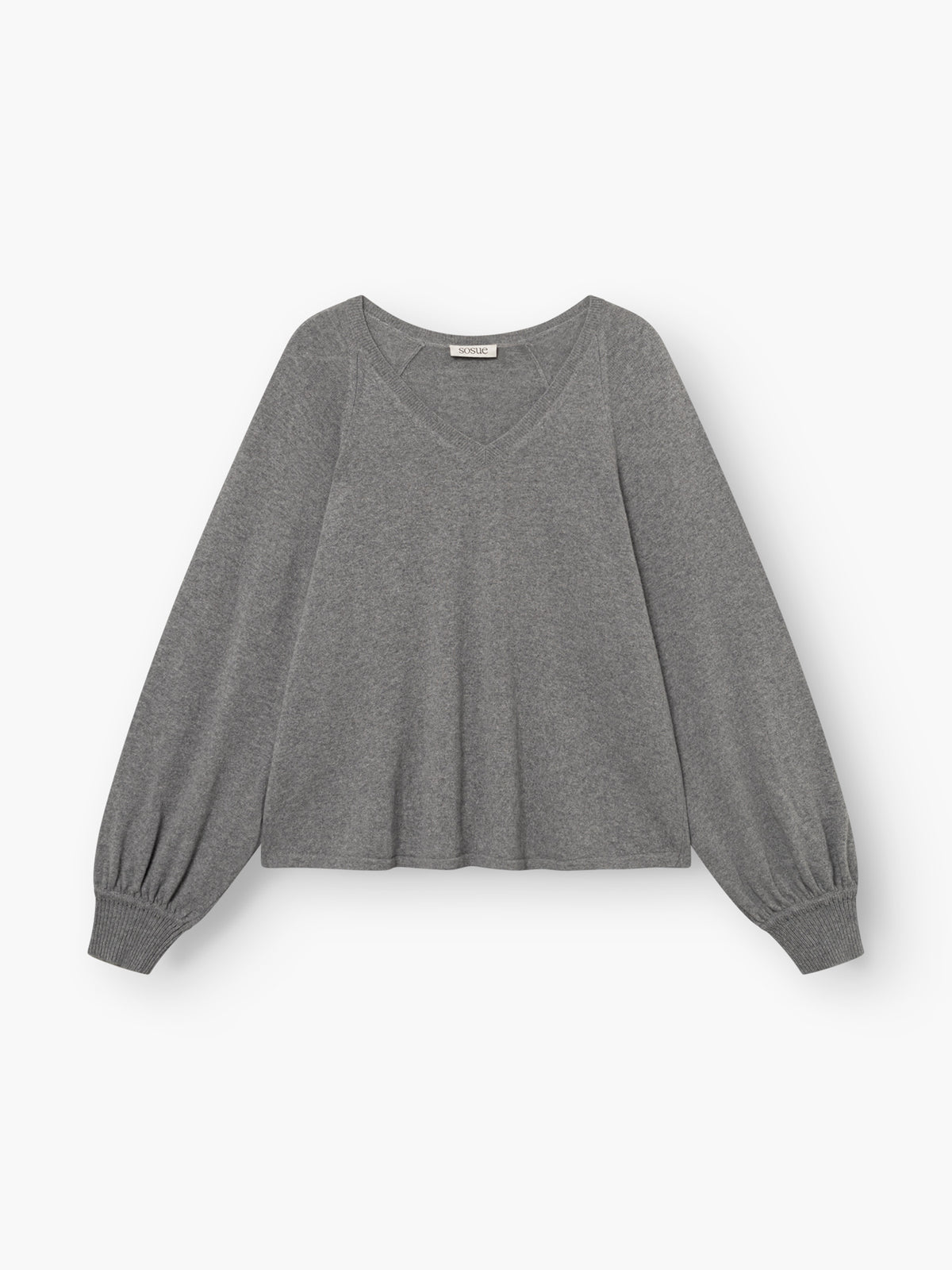 Der Pullover „Antonia V-Neck Grau“ ist ein langärmeliger, grauer Pullover mit V-Ausschnitt aus Merinowolle und gerippten Bündchen, der vor einem schlichten weißen Hintergrund abgebildet ist.