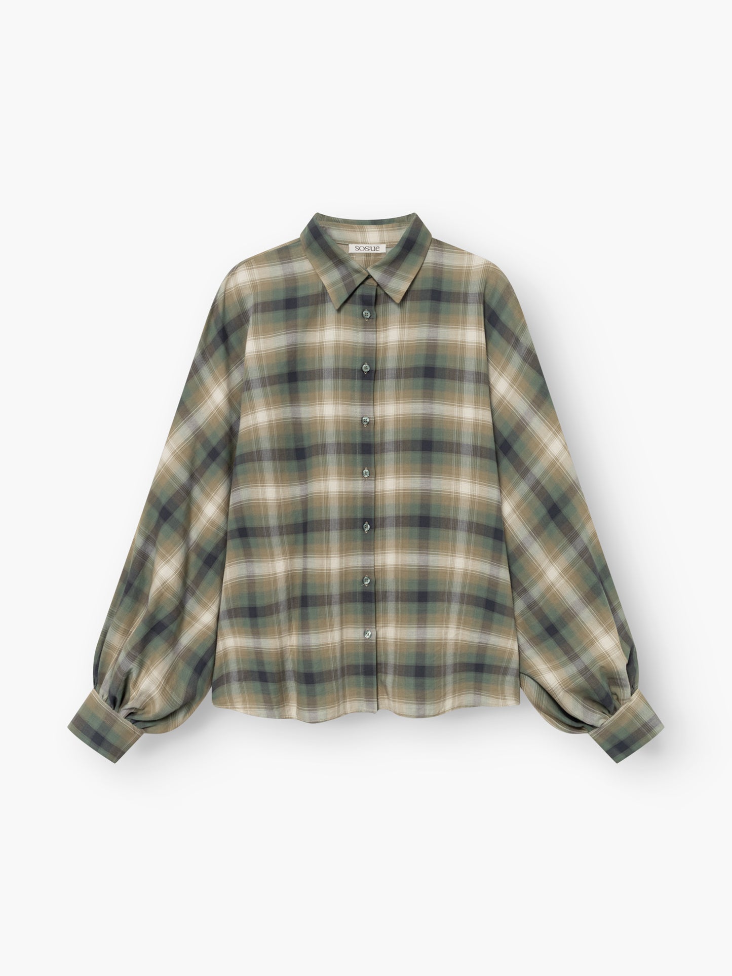 Wir präsentieren die Bluse „Antonia Check Grün“: eine langärmelige Knopfbluse mit klassischem Kragen und leicht ausgestellten Ärmeln, die für eine modische Oversize-Silhouette sorgt. Diese stilvolle Bluse besticht durch ein lebhaftes kariertes Muster in Grün, Beige und Blau (karierte Damenbluse) und ist aus 100 % Baumwolle gefertigt und wird vor einem weißen Hintergrund präsentiert.