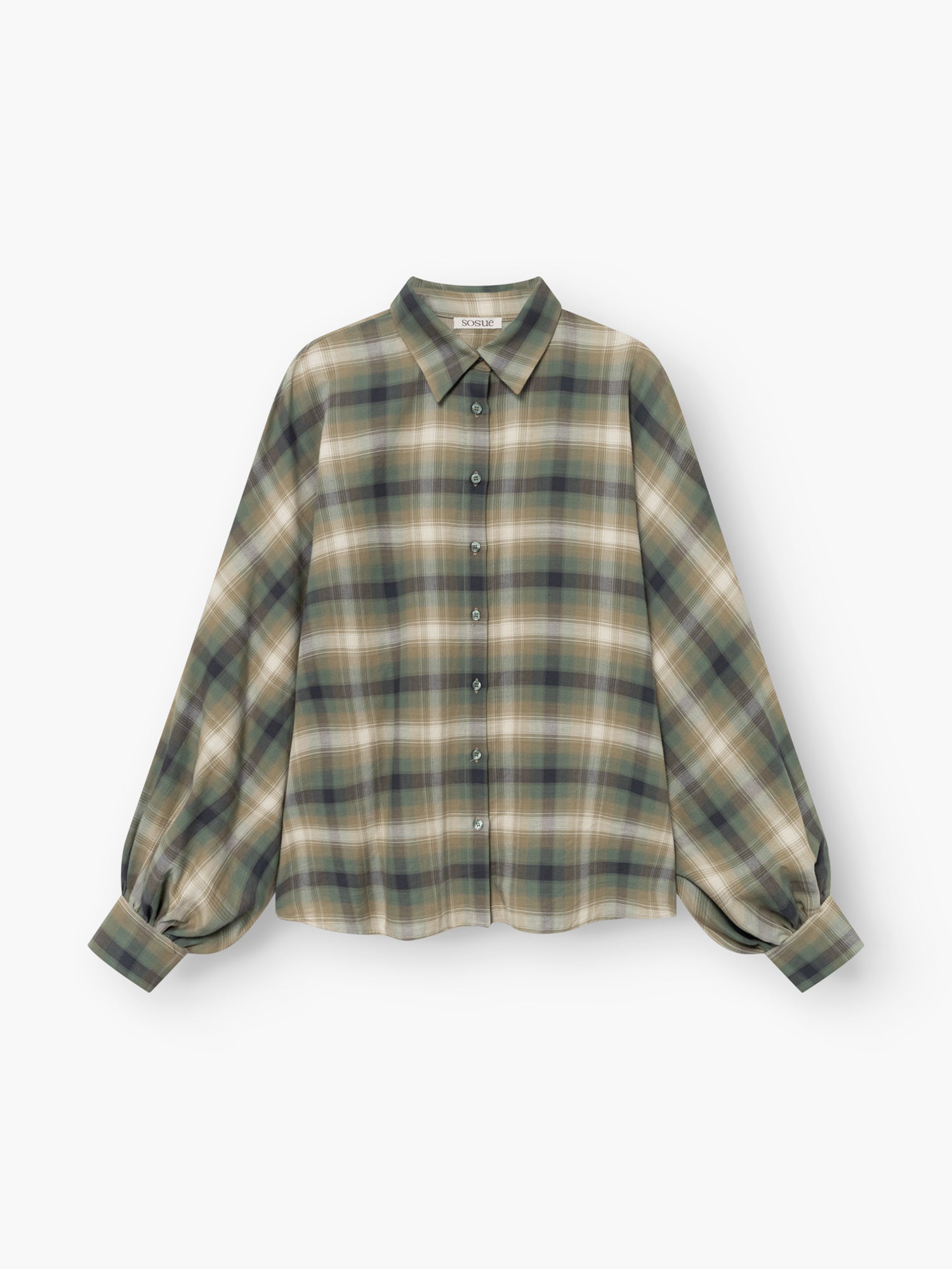 Wir präsentieren die Bluse „Antonia Check Grün“: eine langärmelige Knopfbluse mit klassischem Kragen und leicht ausgestellten Ärmeln, die für eine modische Oversize-Silhouette sorgt. Diese stilvolle Bluse besticht durch ein lebhaftes kariertes Muster in Grün, Beige und Blau (karierte Damenbluse) und ist aus 100 % Baumwolle gefertigt und wird vor einem weißen Hintergrund präsentiert.
