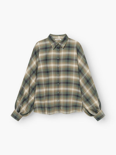 Wir präsentieren die Bluse „Antonia Check Grün“: eine langärmelige Knopfbluse mit klassischem Kragen und leicht ausgestellten Ärmeln, die für eine modische Oversize-Silhouette sorgt. Diese stilvolle Bluse besticht durch ein lebhaftes kariertes Muster in Grün, Beige und Blau (karierte Damenbluse) und ist aus 100 % Baumwolle gefertigt und wird vor einem weißen Hintergrund präsentiert.