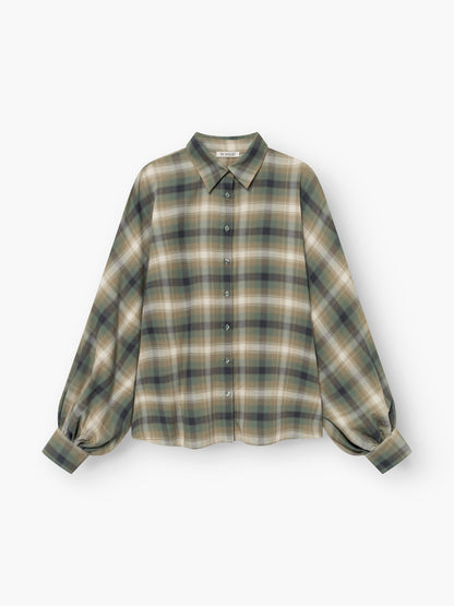 Wir präsentieren die Bluse „Antonia Check Grün“: eine langärmelige Knopfbluse mit klassischem Kragen und leicht ausgestellten Ärmeln, die für eine modische Oversize-Silhouette sorgt. Diese stilvolle Bluse besticht durch ein lebhaftes kariertes Muster in Grün, Beige und Blau (karierte Damenbluse) und ist aus 100 % Baumwolle gefertigt und wird vor einem weißen Hintergrund präsentiert.