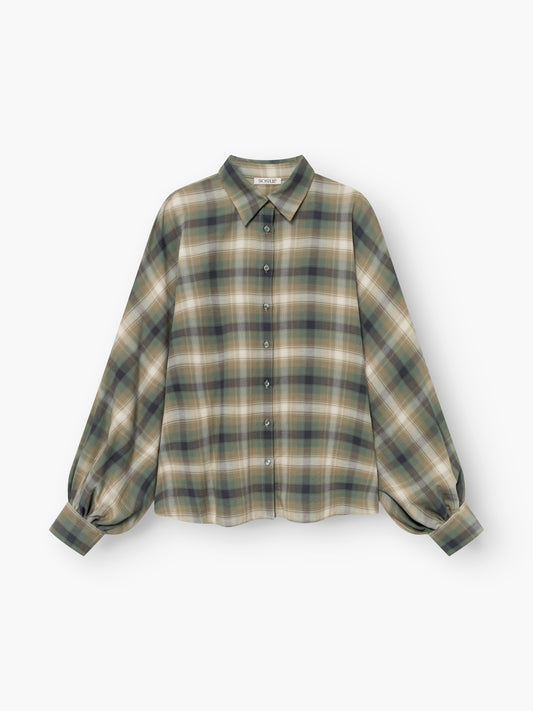 Wir präsentieren die Bluse „Antonia Check Grün“: eine langärmelige Knopfbluse mit klassischem Kragen und leicht ausgestellten Ärmeln, die für eine modische Oversize-Silhouette sorgt. Diese stilvolle Bluse besticht durch ein lebhaftes kariertes Muster in Grün, Beige und Blau (karierte Damenbluse) und ist aus 100 % Baumwolle gefertigt und wird vor einem weißen Hintergrund präsentiert.