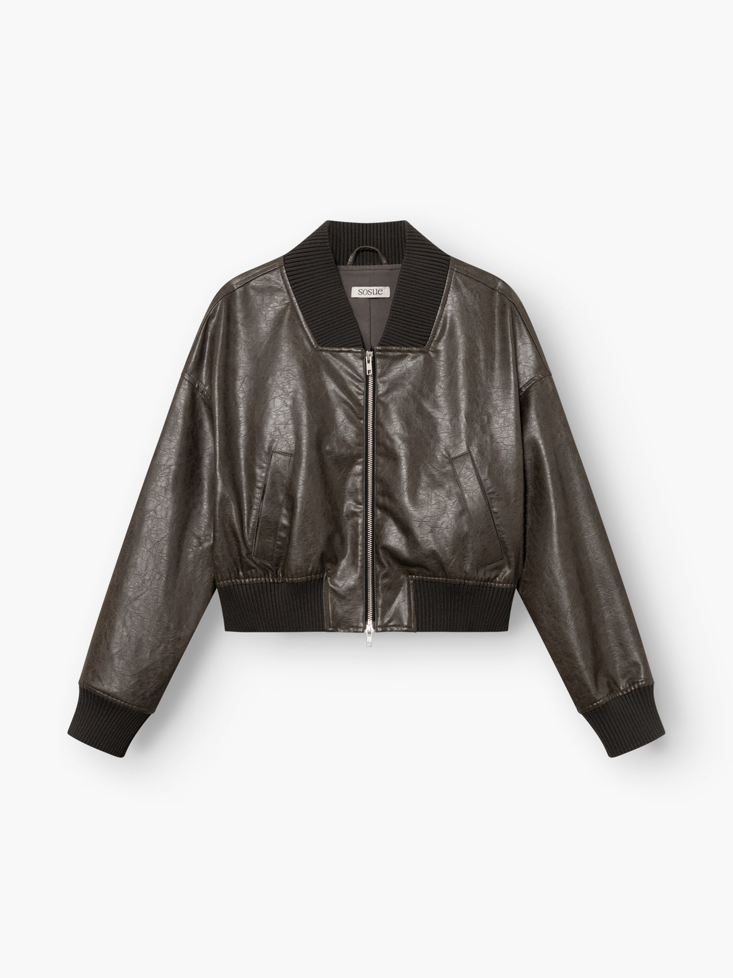 Die vegane Lederjacke „Bomber“ in Schwarz verfügt über einen Reißverschluss vorne sowie gerippte Kragen-, Ärmelbündchen und einen gerippten Saum und wird vor einem weißen Hintergrund präsentiert.