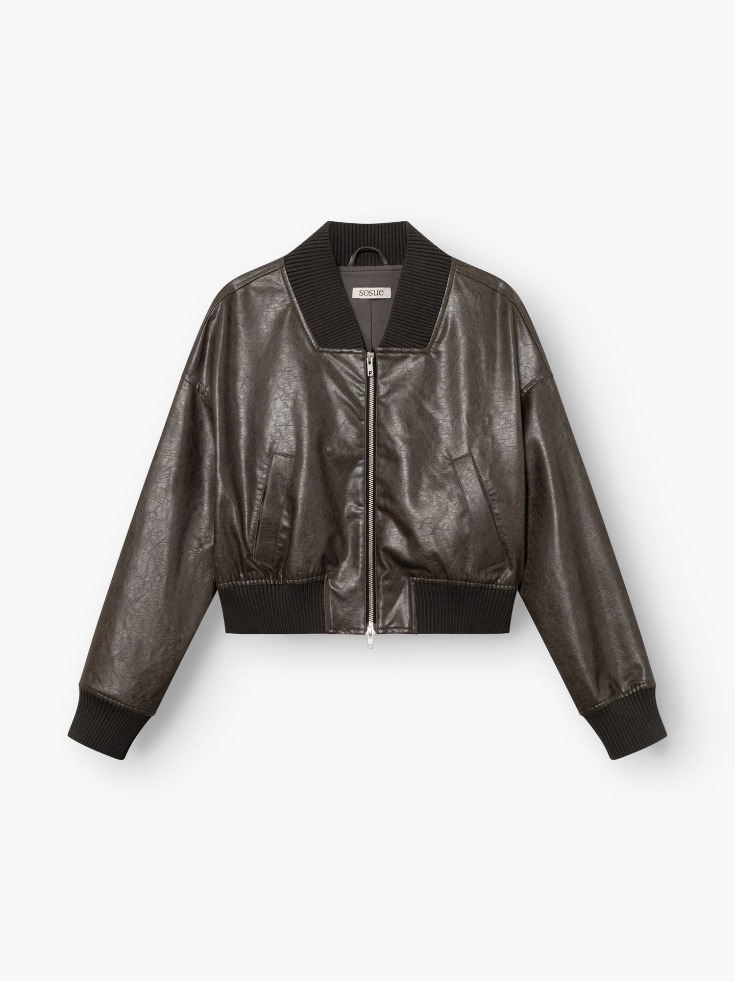 Die vegane Lederjacke „Bomber“ in Schwarz verfügt über einen Reißverschluss vorne sowie gerippte Kragen-, Ärmelbündchen und einen gerippten Saum und wird vor einem weißen Hintergrund präsentiert.