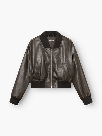 Die vegane Lederjacke „Bomber“ in Schwarz verfügt über einen Reißverschluss vorne sowie gerippte Kragen-, Ärmelbündchen und einen gerippten Saum und wird vor einem weißen Hintergrund präsentiert.