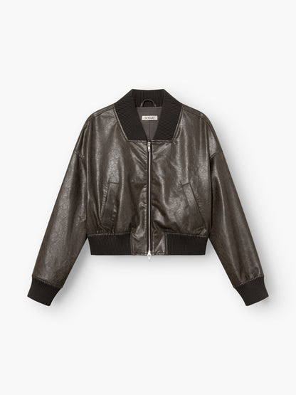 Die vegane Lederjacke „Bomber“ in Schwarz verfügt über einen Reißverschluss vorne sowie gerippte Kragen-, Ärmelbündchen und einen gerippten Saum und wird vor einem weißen Hintergrund präsentiert.