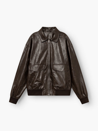 Eine Oversize-Jacke aus veganem Leder in Dunkelbraun mit einem Reißverschluss vorne, zwei großen Pattentaschen, einem klassischen Kragen sowie gerippten Bündchen und Saum, abgebildet auf weißem Hintergrund.
