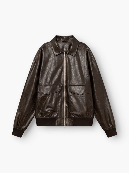 Eine Oversize-Jacke aus veganem Leder in Dunkelbraun mit einem Reißverschluss vorne, zwei großen Pattentaschen, einem klassischen Kragen sowie gerippten Bündchen und Saum, abgebildet auf weißem Hintergrund.