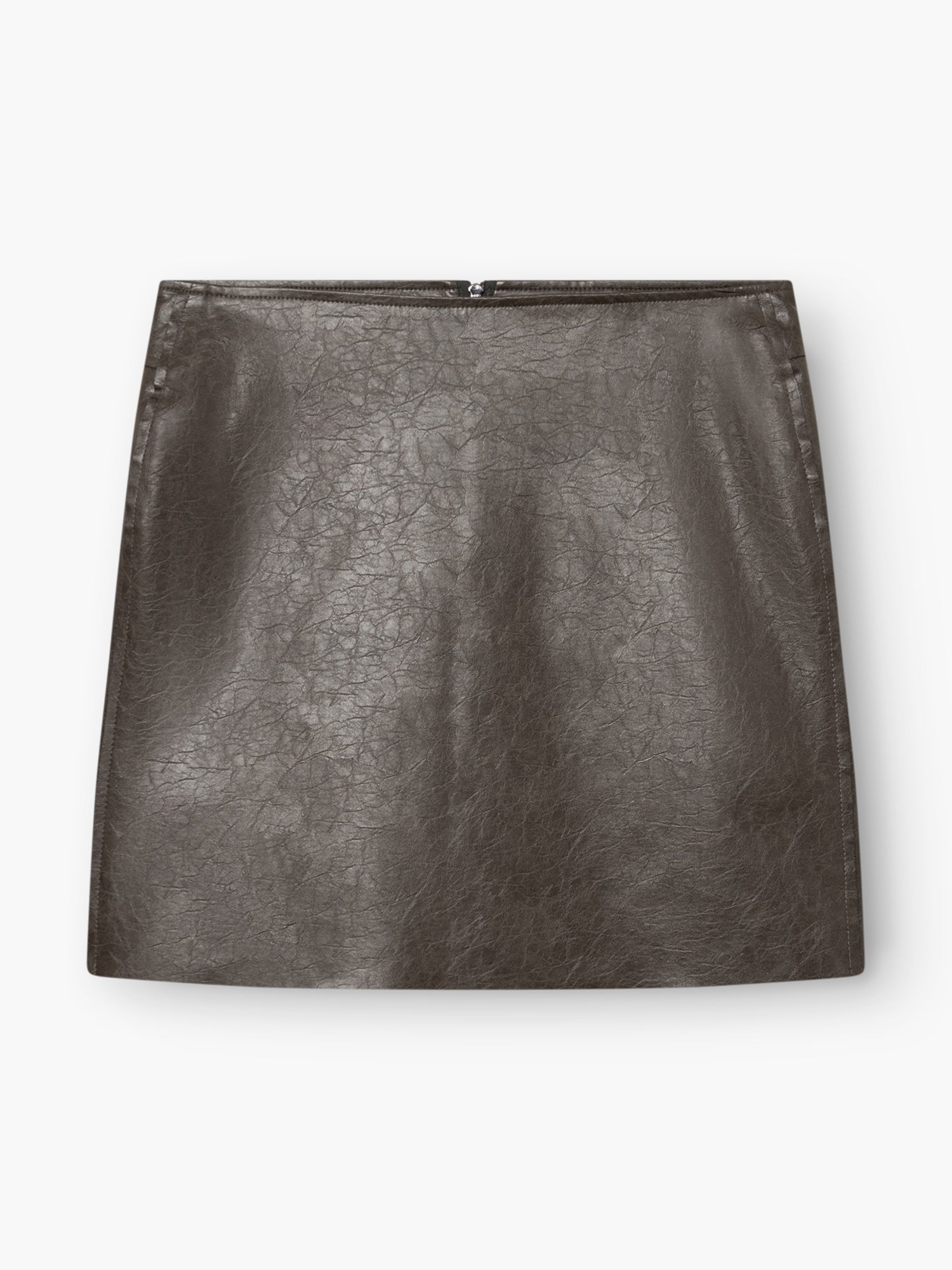 Der „Mini Skirt 70’s“ ist ein dunkelbrauner Minirock aus Kunstleder mit einer dezenten Knitteroptik, geradem Schnitt und einem sichtbaren Reißverschluss am Rücken, fotografiert vor weißem Hintergrund.