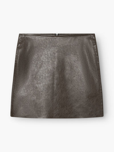 Der „Mini Skirt 70’s“ ist ein dunkelbrauner Minirock aus Kunstleder mit einer dezenten Knitteroptik, geradem Schnitt und einem sichtbaren Reißverschluss am Rücken, fotografiert vor weißem Hintergrund.