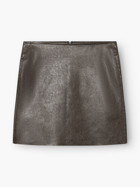 Der „Mini Skirt 70’s“ ist ein dunkelbrauner Minirock aus Kunstleder mit einer dezenten Knitteroptik, geradem Schnitt und einem sichtbaren Reißverschluss am Rücken, fotografiert vor weißem Hintergrund.