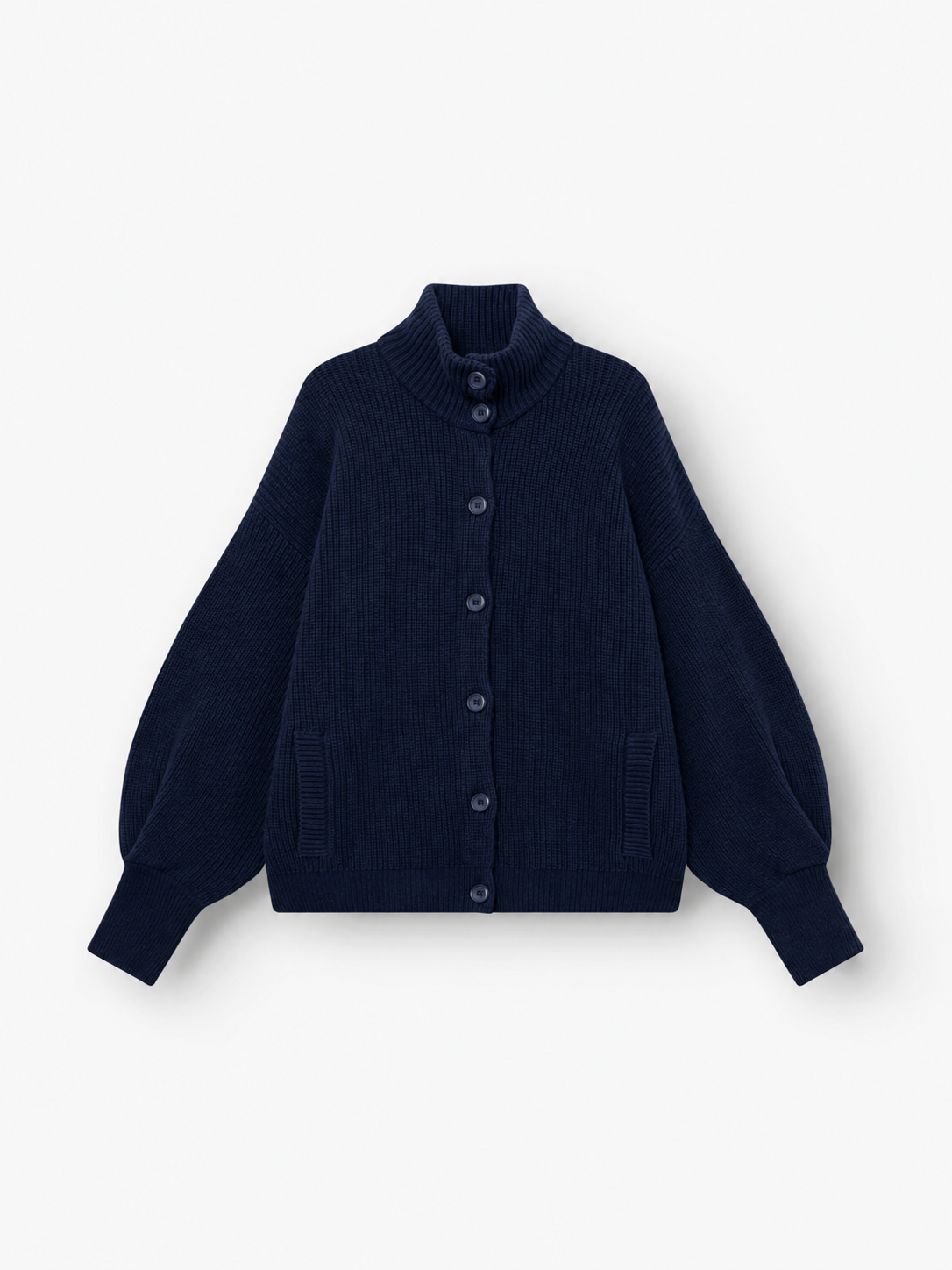 Die Strickjacke „Bomber Dunkelblau“ ist eine marineblaue Damen-Strickjacke mit langen Ärmeln, hohem Kragen, Knopfleiste vorne, gerippter Struktur, zwei Vordertaschen und leicht ausgestellten Ärmeln. Dieses stilvolle Kleidungsstück wird flach auf einem weißen Hintergrund präsentiert.