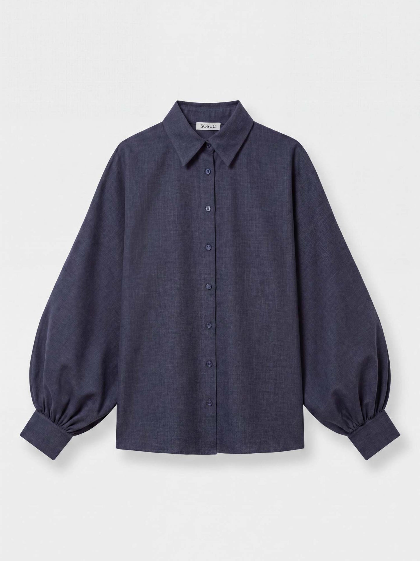 Die Bluse „Antonia Slim Flannel Anthra“ ist eine dunkelanthrazitfarbene Damenbluse mit langen, weit geschnittenen Ärmeln und einem klassischen Kragen, die vor einem schlichten weißen Hintergrund präsentiert wird.