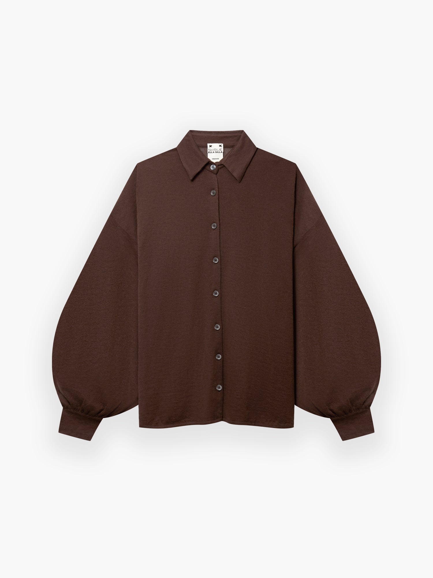 Die Bluse Antonia Cashmere Brown One Size von Ella Silla x SOSUE zeigt sich mit langen Ärmeln, einem spitzen Kragen und voluminösen Manschetten - für luxuriöse Eleganz auf weißem Grund.