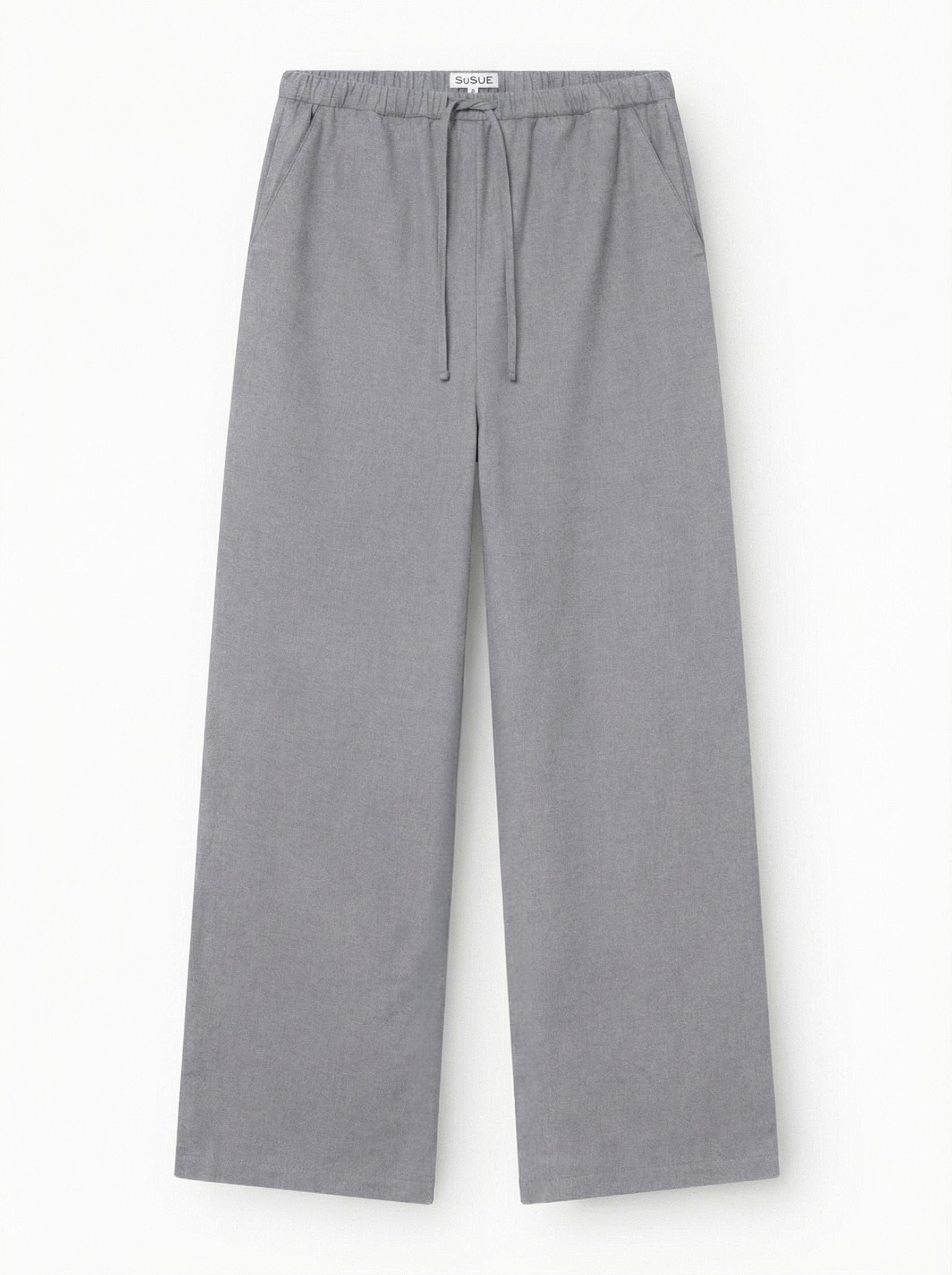 Die Hose Flanell Grey ist eine weit geschnittene Damen-Schlupfhose mit elastischem Bund, Kordelzug und Seitentaschen - ideal für gemütliche Streetstyle-Winterlooks. Abgebildet flach auf einem weißen Hintergrund.