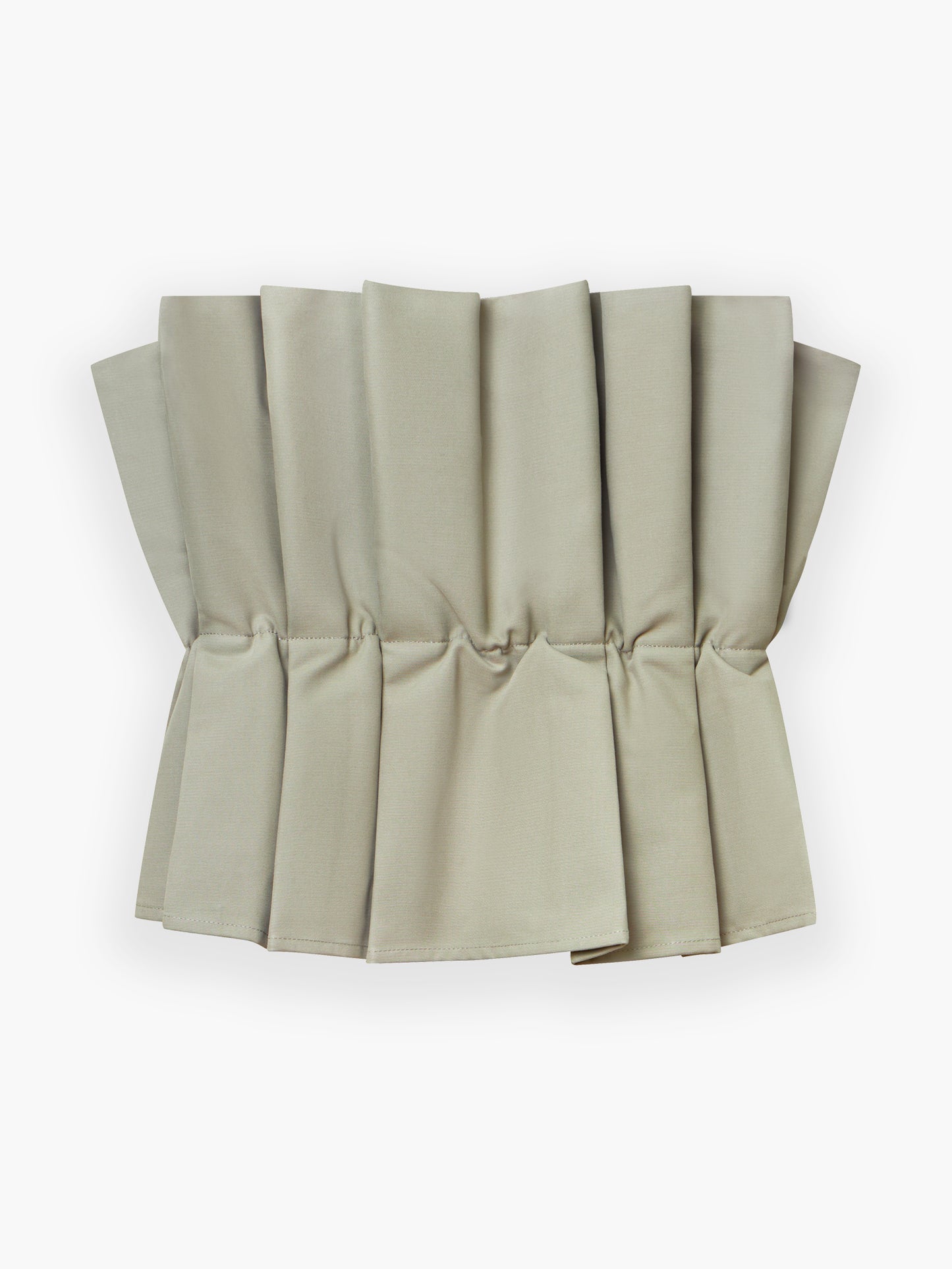Der Stoff des Pleat Top Olive ist akkordeonartig in saubere, gleichmäßig verteilte Falten gefaltet, die vor einem weißen Hintergrund einen skulpturalen und strukturierten Look erzeugen.
